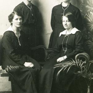 1900s Mr Harvey girls a friend473