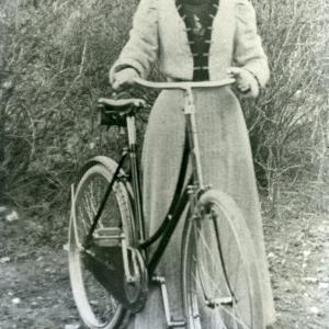 1905 Agnes Moss new bicycle168