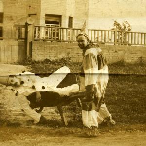 1910 Moulton Lodge Russell Clarke in barrow friend483