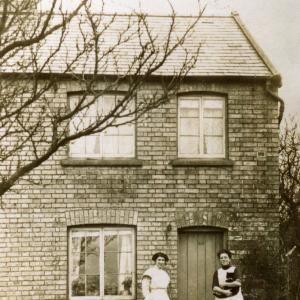 1910 No18 Gazeley Rd Minnie Griffiths Florrie Macro274