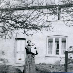 1912 Sandpit Cottages Kennett Rd Mrs Wybrew baby Winife