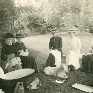 1915 Priory Gardens sewing for the soldiers122