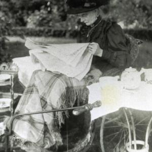 1915 The Priory Mrs Wellsman sewing for the soldiers199 InPixio