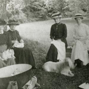 1915 The Priory sewing for the soldiers200