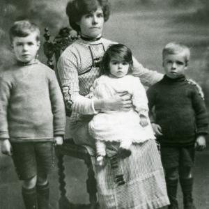 1917 Mrs Wake with children Sidney Dorothy Lesley572