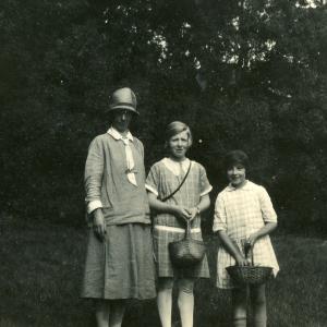1930s Gladys Clarkson centre and friends