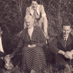 1939 Maurice Winnie Louise Leslie Wybrew and Nell the dog