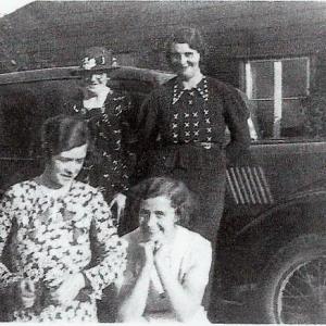1940s Agnes Hammond with 3 daughter in laws ElsieMabel Evelyn at No15 Chippenham Rd