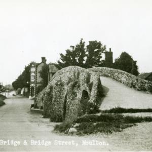 1940s postcard of Bridge St the Packhorse bridge367