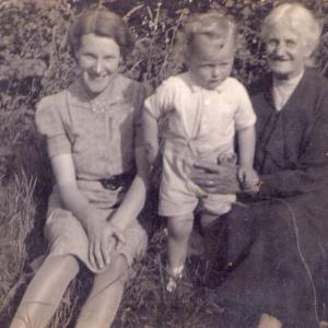 1943 Winnie Robert Louise Wybrew.