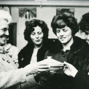 1965 Mrs Brownhead teacher receives retirement gift828