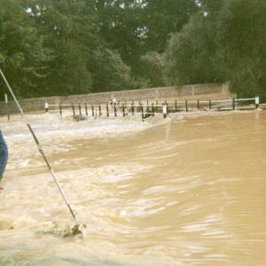 1968 17th Sept The Great Flood car bridge837