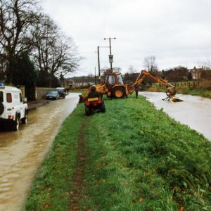 1993 Brookside recovery of taxi in the river069