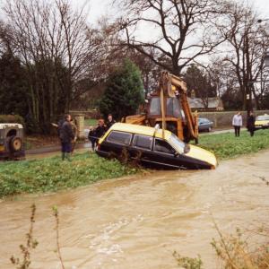 1993 Brookside recovery of taxi in the river070