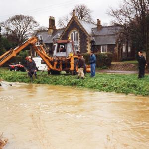 1993 Brookside recovery of taxi in the river071