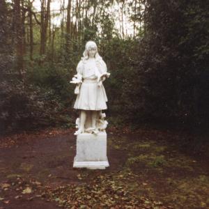 1993 Moulton Paddocks Doris Joels statue038