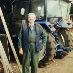 1996 Bury Lane Tony Jennings in his yard 359