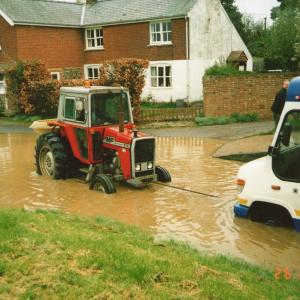 2000 26 04 Bridge St Ford Tony Jennings rescues the bus 1