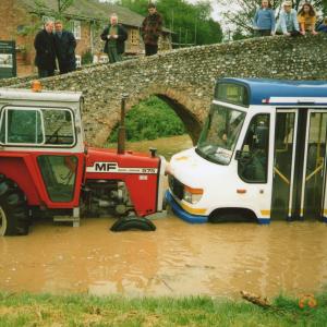 2000 26 04 Bridge St Ford Tony Jennings rescues the bus