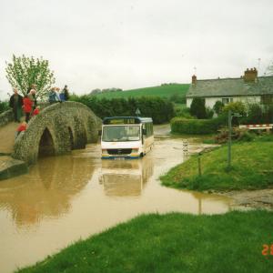 2000 26 04 Bridge St ford Burtons bus enters the ford 1
