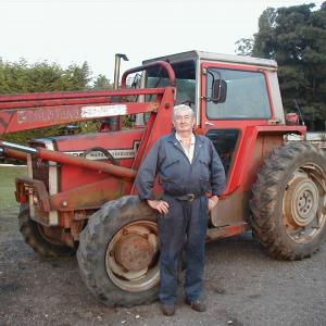 2000 SeptemberTony Jennings in his yard by the Packhorse B