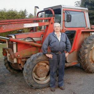 2000 Tony Jennings in his yard beside the Packhorse Bridge09