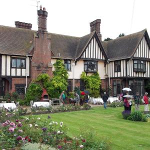 2011 12 06Warren Place Moulton SuffSir Henry Cecil op 6