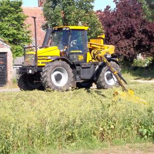 2011 25 05Brookside Moulton Suff UK River bank cut