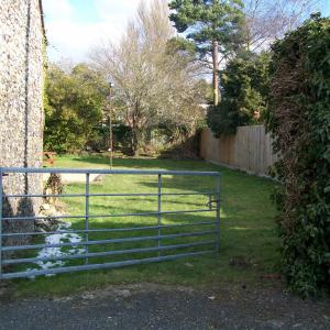 2013 29 03 Moulton Suffolk Kings Head gardens before r 1