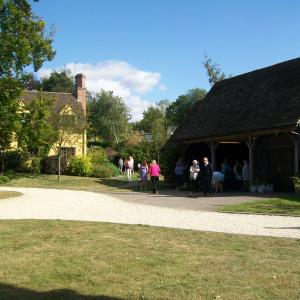 2019 08 09 No11 Brookside Liz Pete open garden 285 people attend George Anna on the gate with Katherine 5