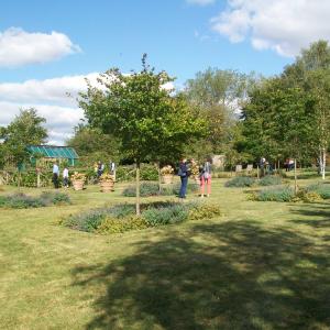 2019 08 09 No11 Brookside Liz Pete open garden 285 people attend George Anna on the gate with Katherine 8