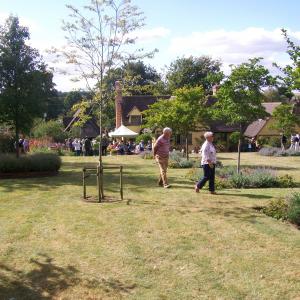 2019 08 09 No11 Brookside Liz Pete open garden 285 people attend George Anna on the gate with Katherine 9