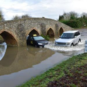 2020 04 12 taxi swept under the bridge by the flood in the 3rd2