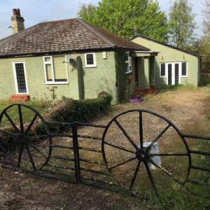 2021 14 05 Amento beside the Church Gazeley Rd footpath due for demalishon 3